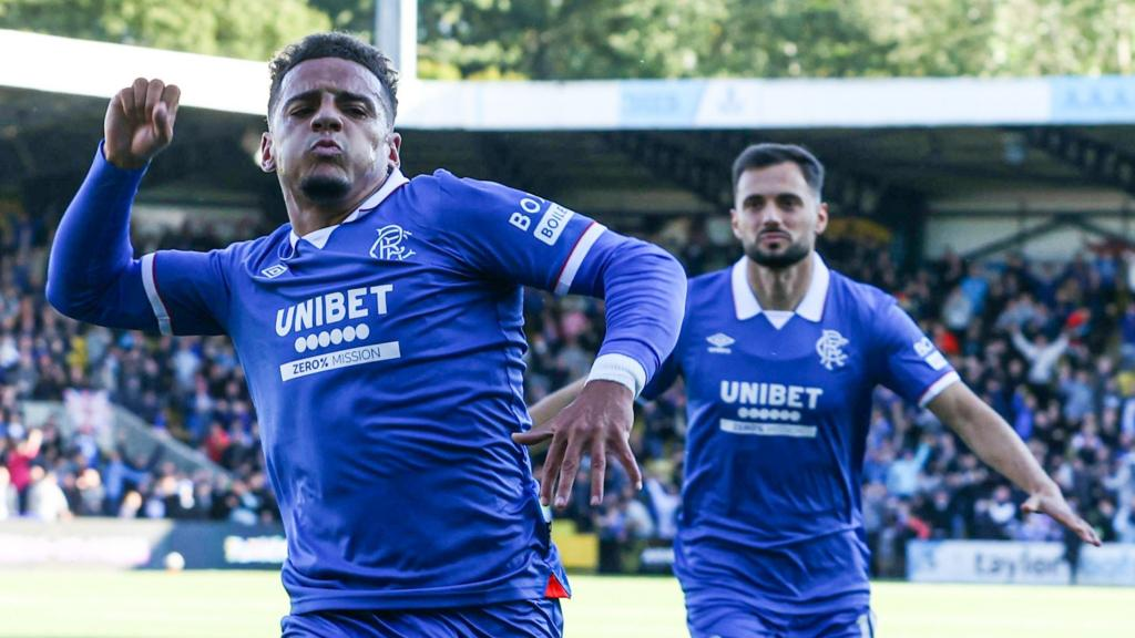 Rangers berhasil mencetak gol kemenangan dramatis di masa injury time untuk mengamankan kemenangan pertama mereka di Liga Primer Skotlandia musim ini pada percobaan keenam, dengan gol pemain pengganti Max Aarons di menit-menit akhir yang cukup untuk menumbangkan Livingston