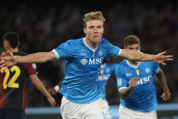 Hojlund terus mencetak gol saat Napoli naik ke puncak Serie A dengan kemenangan atas Genoa