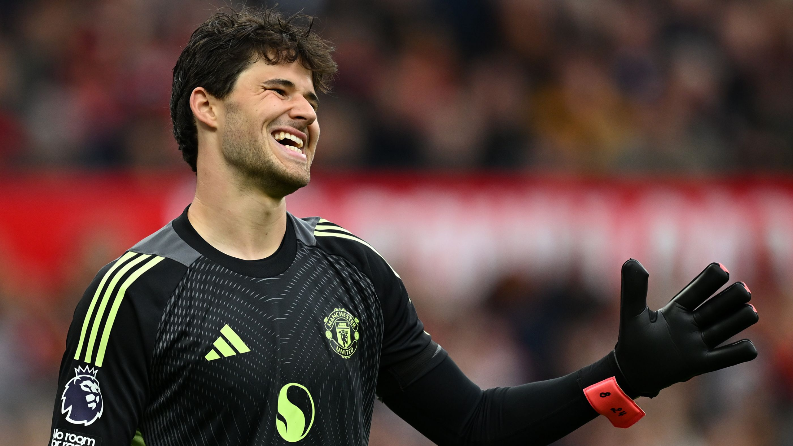 Fans Man Utd ciptakan nyanyian baru untuk Senne Lammens setelah kiper tersebut tampil mengesankan dalam debutnya bersama tim asuhan Ruben Amorim